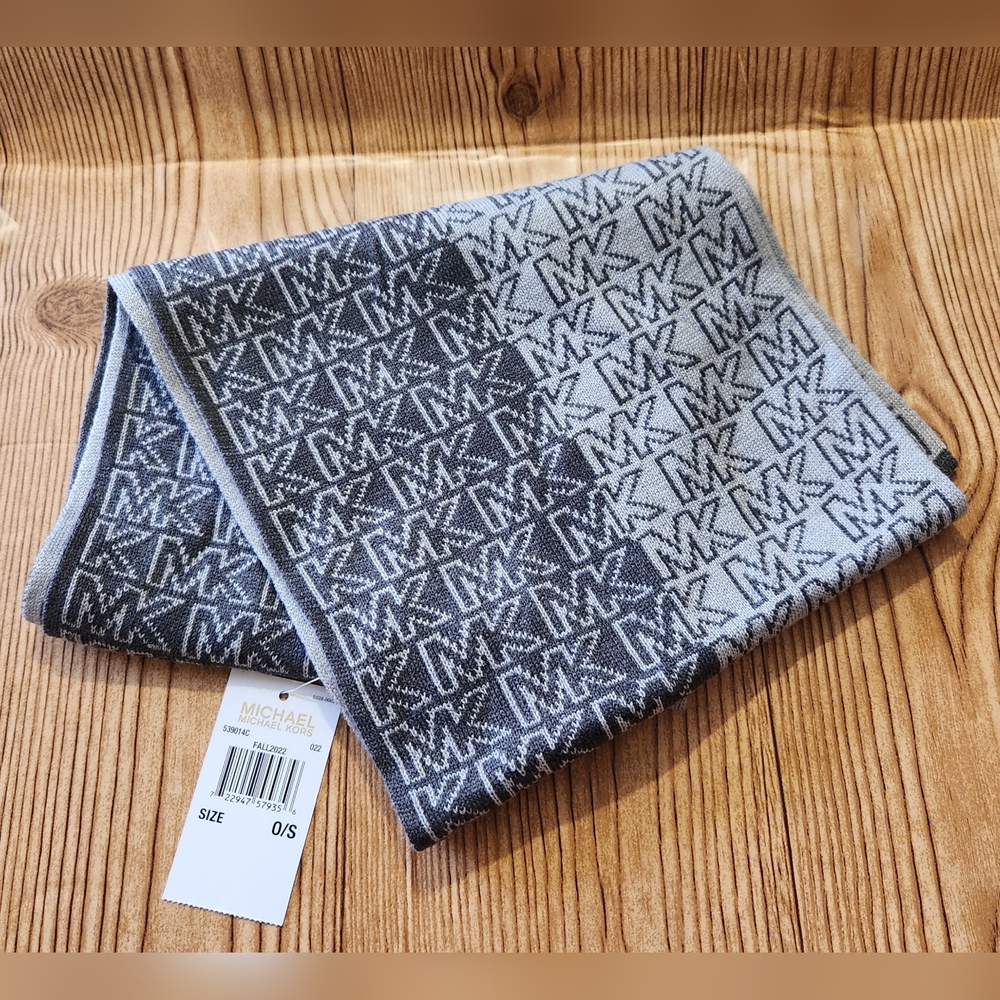 NWT Michael Kors Women’s MK Logo Scarf Fall 2022
